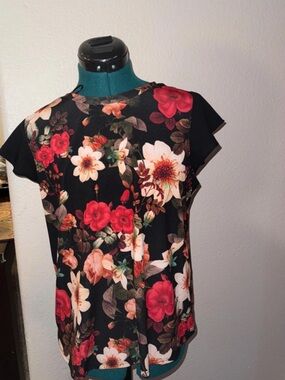 Floral Print Short Sleeve Top - Black with Red & Cream Flowers